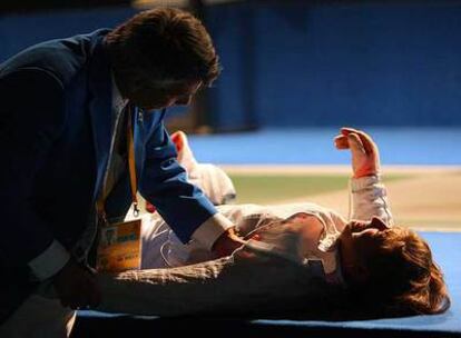 Araceli Navarro, atentida por un médico de la prueba tras dislocarse un hombro.