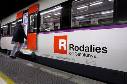 Trenes de Rodalies (Cercanías), en la estación de Sants de Barcelona.