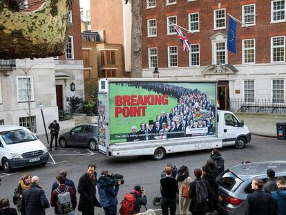 Manifestantes a favor del Brexit este jueves, en los alrededores del Parlamento