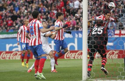 Falcao marca de cabeza el gol del Atlético.