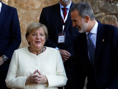 La canciller de Alemania, Angela Merkel, y el rey Felipe VI, antes de la entrega del premio Carlos V.
