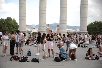 Aspirantes a concursantes de la próxima edición de 'Operación Triunfo', esperando este lunes a entrar al 'casting' de Barcelona.