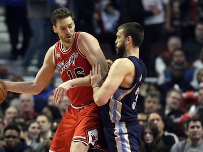 Pau Gasol, defendido por su hermano Marc.