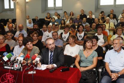 Rafa Larreina, en el centro, ejerce como portavoz ante decenas de integrantes de Adierazi EH.