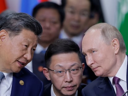 Vladímir Putin y Xi Jinping, durante una sesión plenaria de la cumbre de los BRICS celebrada en Kazán el pasado 24 de octubre.