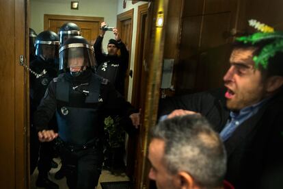 Agentes de la Policía Nacional entran en una vivienda para llevar a cabo un desahucio en Madrid (España).