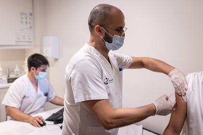 Un paciente en un centro de salud sexual de Barcelona.