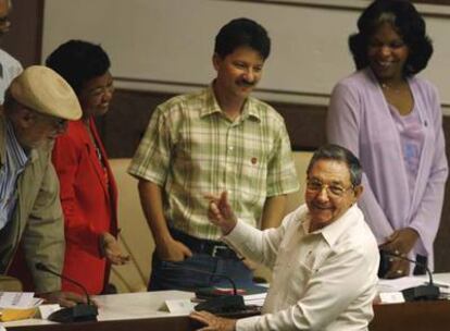 Raúl Castro saluda a miembros del Parlamento cubano ayer en La Habana.