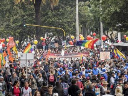 Los incidentes se han concentrado en Bogotá y en Valle del Cauca, donde hubo tres muertos. Las manifestaciones, en su mayoría pacíficas y rematadas por un cacerolazo, suponen la mayor ola de protestas contra el presidente