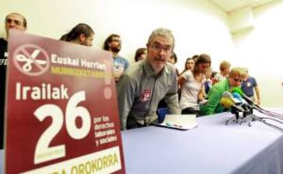 Los secretarios generales de ELA y LAB, Adolfo Muñoz (i) y Ainhoa Etxaide (d), respectivamente, durante una rueda de prensa antes de la huelga general convocada por estas centrales contra los recortes del Gobierno de Rajoy. EFE/Archivo