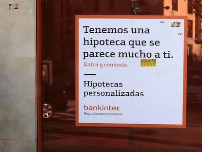 Un hombre pasa por delante de un anuncio hipotecario en Madrid, en una imagen de archivo.