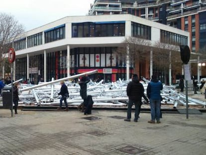 La Falla de Nou Campanar de Valencia, tumbada por el viento.