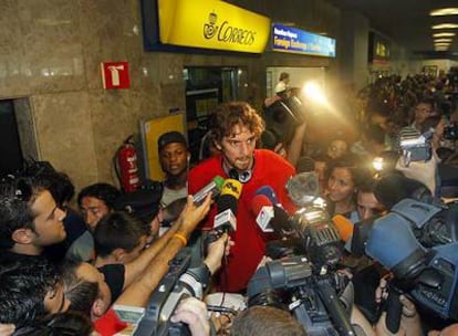 Pau Gasol responde a los periodistas en el aeropuerto de Barajas, donde el equipo español de baloncesto fue recibido por unos 300 aficionados.