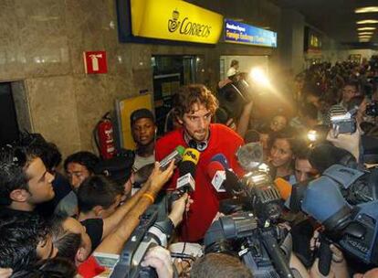 Pau Gasol responde a los periodistas en el aeropuerto de Barajas, donde el equipo español de baloncesto fue recibido por unos 300 aficionados.