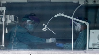 Healthcare staff at the intensive care unit at Madrid’s La Paz hospital on March 30