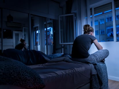 Una mujer con insomnio, en su casa de Madrid, en junio de 2023.