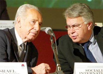 El expresidente del Gobierno español Felipe González (dcha), junto al líder laborista israelí Simon Peres, hoy en Roma.