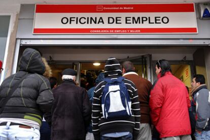 Un grupo de parados espera su turno para entrar en una oficina de empleo de la Comunidad de Madrid.