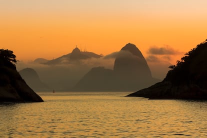 Vista desde la playa de Piratininga en Niteroi, con Río de Janeiro del lado opuesto de la bahía de Guanabara.