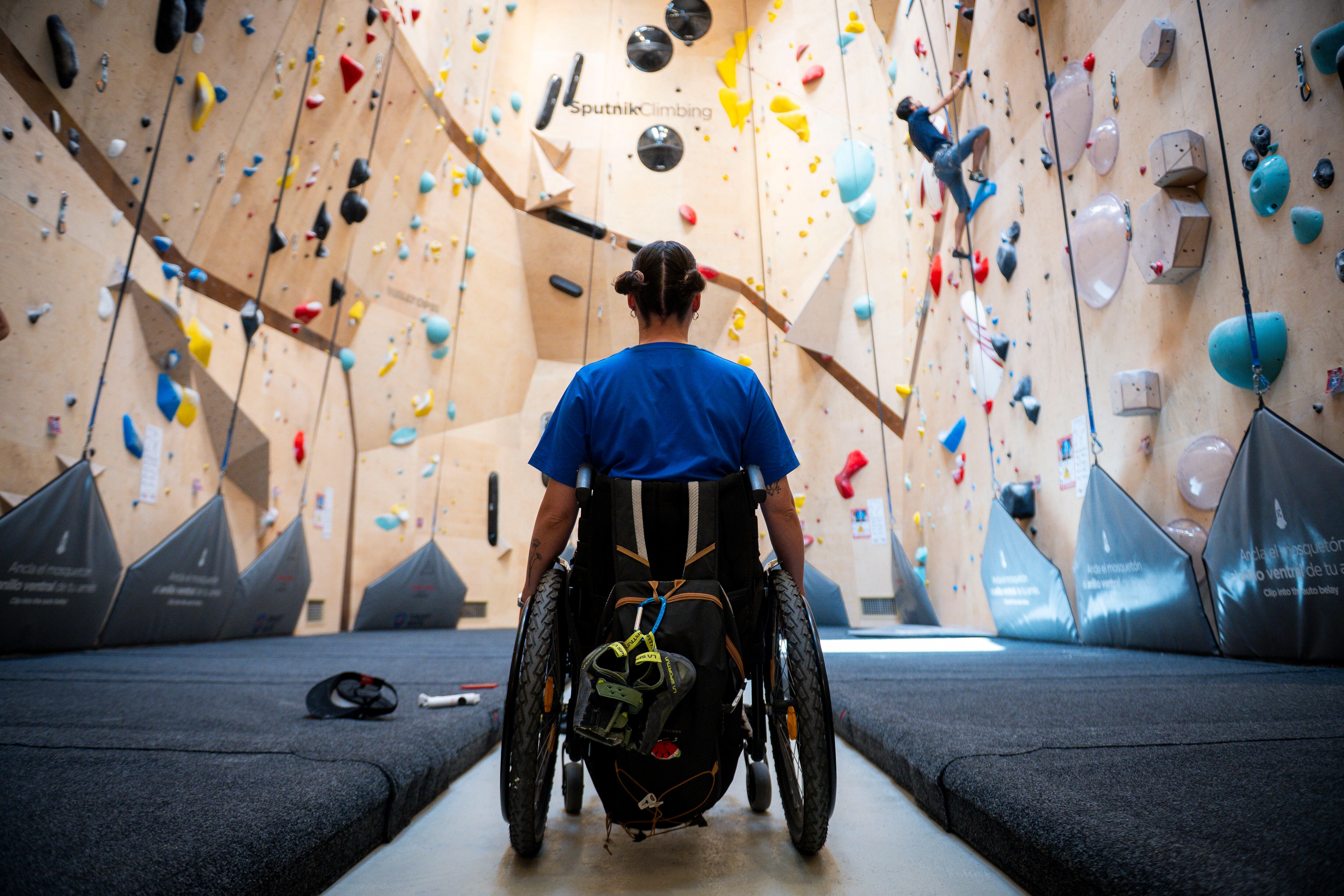 Clara Garrido, del equipo de escalada adaptada de la Fundación También, en la sala de vías de Sputnik Guindalera. Este año participará por primera vez en la Copa y Campeonato de España con la selección de paraescalada de la Federación Madrileña de Montañismo (FMM).