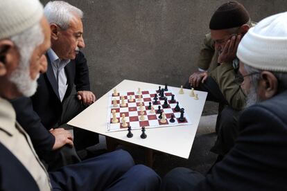 Hombres kurdos juegan al ajedrez en Diyarbakir (Turquía) en abril de 2010