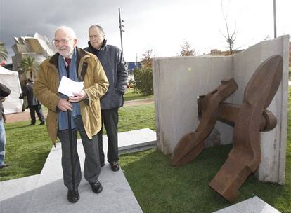 Anthony Caro, ayer, junto a su escultura <i>Explorer's Book</i> en Abandoibarra. Tras Caro, I?aki Azkuna.