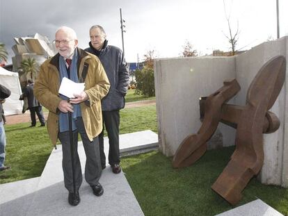 Anthony Caro, ayer, junto a su escultura <i>Explorer's Book</i> en Abandoibarra. Tras Caro, Iñaki Azkuna.