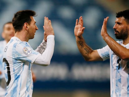 Messi celebra con Agüero uno de sus goles frente a Bolivia.