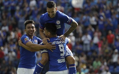 Mena, M&eacute;ndez y Mora celebran un gol en la liga.