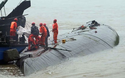 El naufragio en China de un crucero con 458 personas a bordo, el Día de la República en Italia y la tormenta en Washington, entre las imágenes de la jornada.