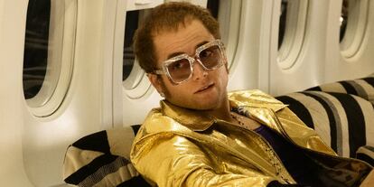 Los biopics de estrellas de la música vuelven a estar en el candelero. En esta ocasión, Rocketman profundiza en la lujosa vida de Elton John, en un filme que no se anda con demasiados rodeos a la hora de mostrar las andanzas y el glamour del conocido cantante. 