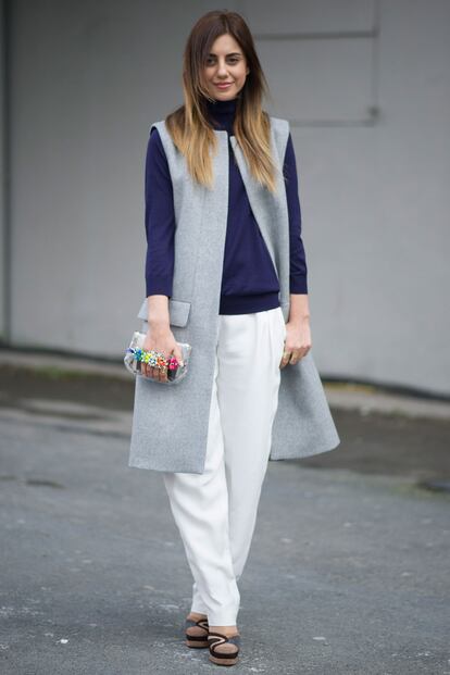 El chaleco de tejido y longitud propias de un abrigo es el modelo estrella. Un buen ejemplo es este gris que luce la estilista Perwin Aydin en un look de street style.