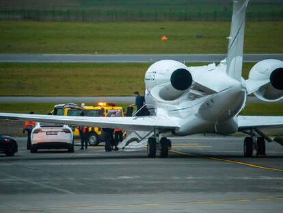 El magnate Elon Musk baja de su jet privado tras aterrizar en el aeropuerto de Ostende (Bélgica) en febrero de 2019.