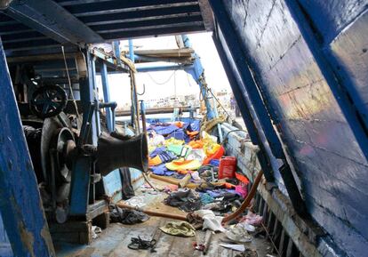 Algunas de las pertenencias de los inmigrantes que viajaban en una barcaza que naufragó y que intentaba llegar a la isla de Lampedusa permanecen esparcidas en la cubierta de un barco, en el puerto de Lampedusa (Italia), 3 de octubre de 2013.