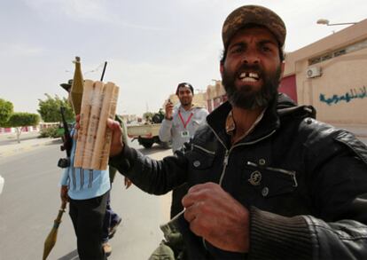 Un combatiente en Ajdabiya, con dinamita para frenar a los tanques de Gadafi.