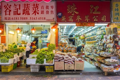 En el barrio antiguo de Wan Chai abundan las ofertas para que los hongkonenses que trabajan duro recuperen la paz mental. Como Southorn Playground, un parque al que los ancianos van a jugar al ajedrez y los jóvenes a echar unas canastas, entre bailes hip-hop y trabajadores comiendo al aire libre. Otro rincón es el templo sij de Khalsa Diwan, que admite gente de cualquier casta, credo o rezo y ofrece comidas vegetarianas gratis (khalsadiwan.com). Y para finalizar, unos ricos y sencillos platos típicos chinos en los puestos de Gun Gei, el mercado de Bowrington Road (en la foto), que suele estar lleno.