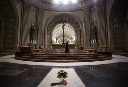 Tumba de Francisco Franco frente al altar de la basílica del Valle de los Caídos.