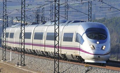 Tren de alta velocidad de Renfe en la línea Madrid-Barcelona.