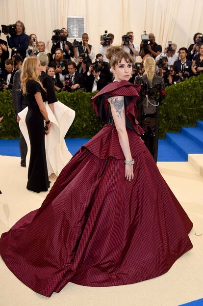 Lena Dunham, acorde con la temática de la gala, con este diseño de Elizabeth Kennedy.