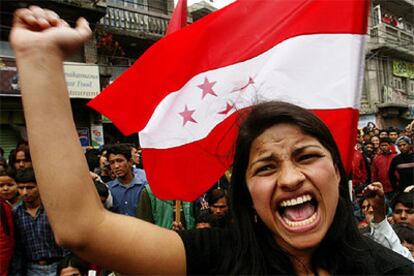 Una mujer grita proclamas contra el rey Gyanendra en la protesta celebrada hoy en Katmandú, la capital de Nepal.