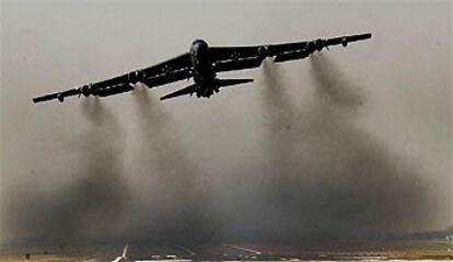 Un bombardero B-52 durante su despegue, ayer, de la base británica de Fairford camino de Irak.