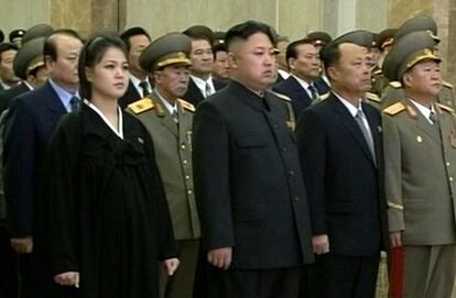 17 de diciembre de 2012, el líder Kim Jong-un junto a su mujer, Ri Sol-ju, en el primer aniversario de la muerte del líder norcoreano Kim Jong-il en Pyongyang, Corea del Norte.