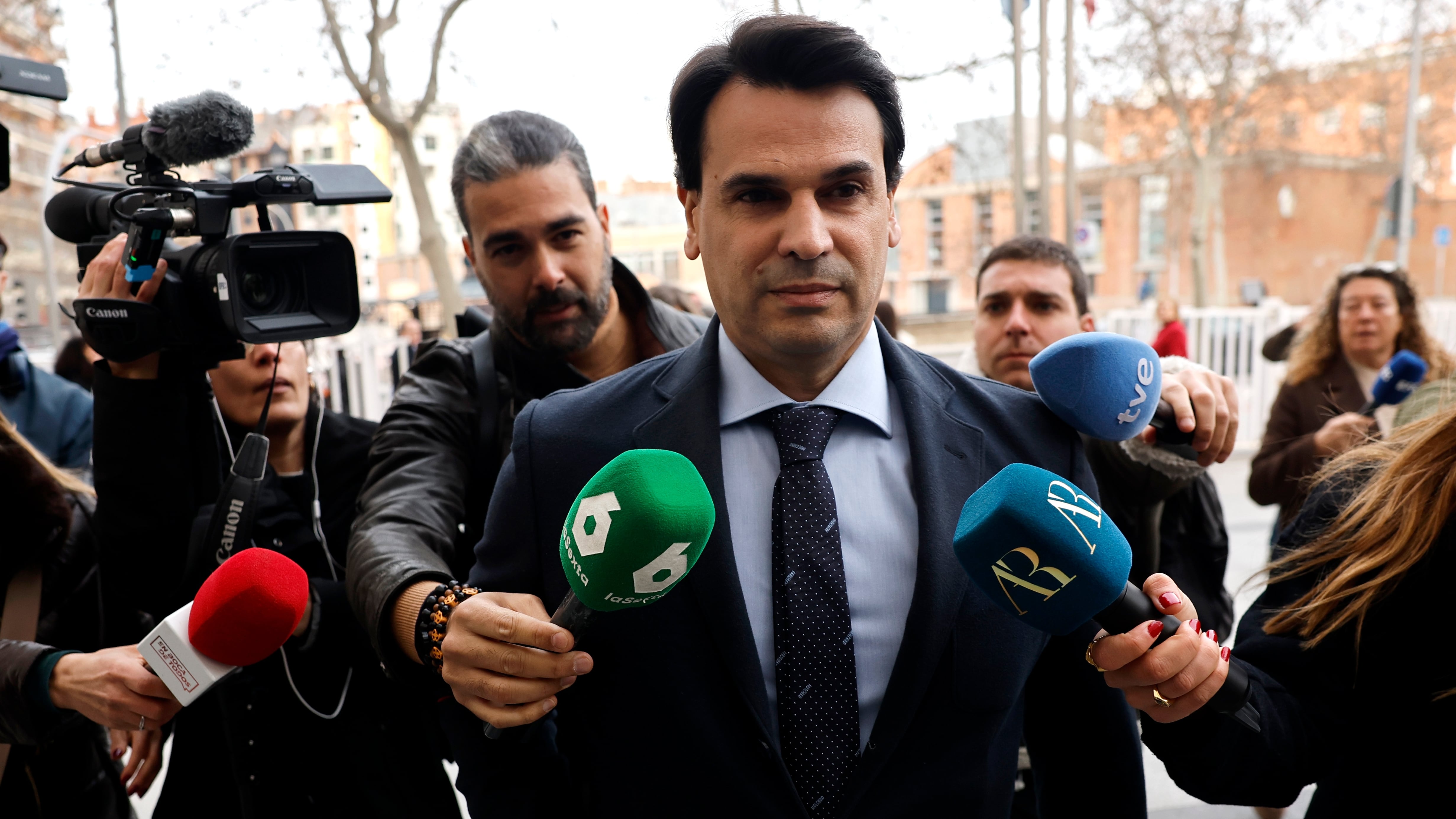 El juez apunta también contra Fernando Camino, alto cargo de Quirón y jefe de la pareja de Ayuso
