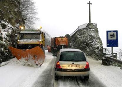 Un coche cruza el puerto de Lizarraga, en Navarra, cubierto por la nieve.