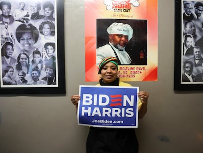 Sheila Hill Landfort, votante negra y demócrata sostiene un letrero de la campaña de reelección de Joseph Biden, en Columbia, Carolina del Sur, el 2 de febrero.