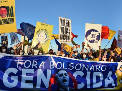 Integrantes de partidos políticos y organizaciones sociales manifiestan frente al Congreso, en Brasilia, en apoyo al pedido de juicio político presentado este miércoles contra el presidente Bolsonaro.