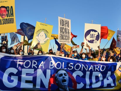 Integrantes de partidos políticos y organizaciones sociales manifiestan frente al Congreso, en Brasilia, en apoyo al pedido de juicio político presentado este miércoles contra el presidente Bolsonaro.