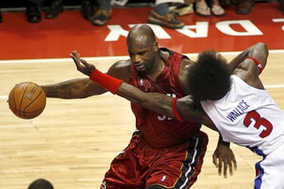 Shaquille O'Neal (izquierda), de los Heat, controla el balón ante la defensa de Ben Wallace, de los Pistons