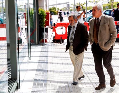 El Defensor del Pueblo, Francisco Fernández Marugán (a la izquierda), a su llegada este viernes al hospital Puerta de Hierro.