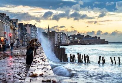 Las grandes mareas de Saint-Malo, con unas variaciones de 13 metros entre la pleamar y la bajamar, son un espectáculo que se agudiza con la luna llena o la luna nueva, cuando las olas entran en la ciudad.